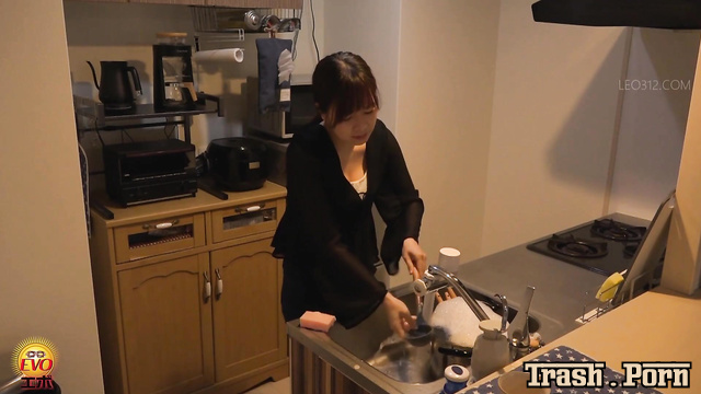 EE-499 Women Pissing in the Bathroom バスルームで小便をしている女性 Part 2