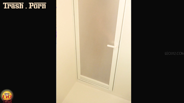 EE-499 Women Pissing in the Bathroom バスルームで小便をしている女性 Part 2