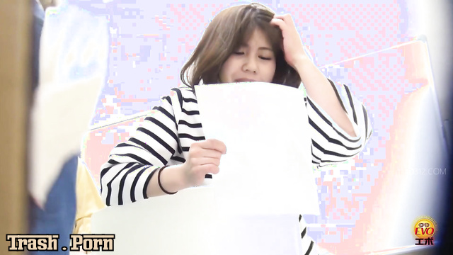 EE-597 セミナー中におしっこが漏れた。 女子大生版 Pee Leaked During Part 1