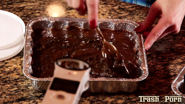 Mandy Flores to cook schocolate dessert with shit for you