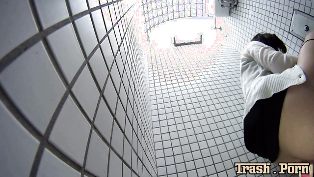 BFNG-02 Smiling japanese girls pooping in toilet