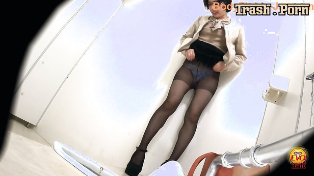 BFEE-259 トイレットペーパーのない女の子と出会ったトイレ