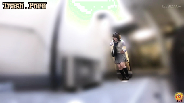 EE-665 トイレのドアの前で下痢と不運 In Front of the Toilet Door Diarrhea and Bad Luck Part 1