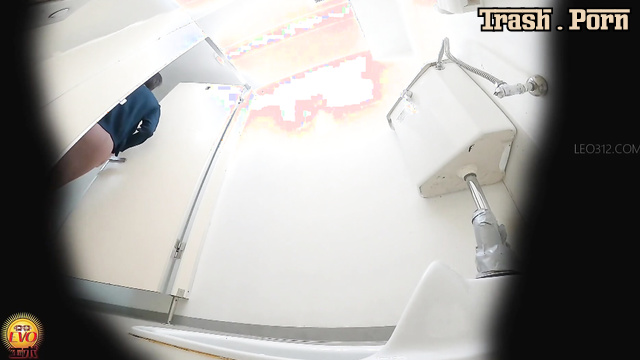 EE-689 彼女の尿がトイレに滴り落ちている Her Urine is Dripping on the Toilet Part 2