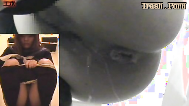 E37-09 Toilet hidden camera, girls shitting on squatting