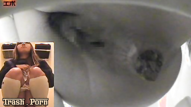 E37-09 Toilet hidden camera, girls shitting on squatting