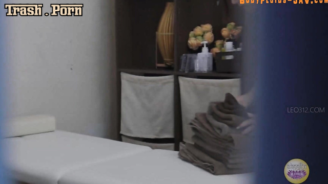 SL-632 美容師は我慢できずにおもらししてしまう The Cosmetologist Wet Herself HD