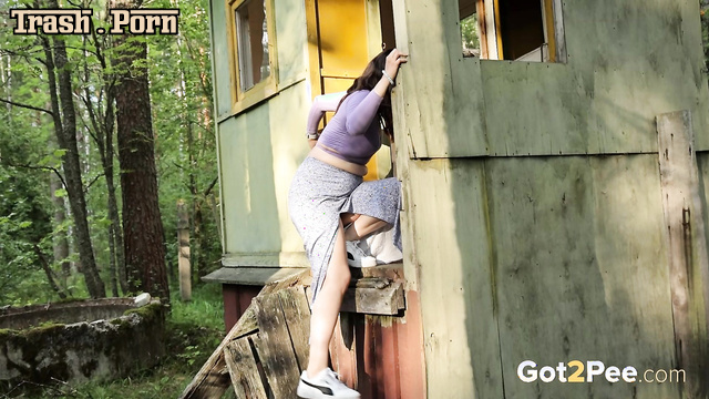 Babe peed in a small wooden house (forest pissing)