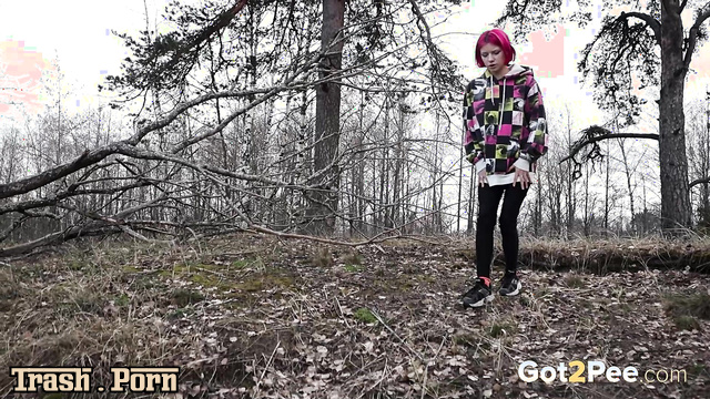 Quick pee in the cold forest / she drank too much water