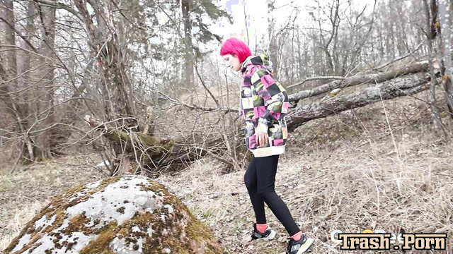 Quick pee in the cold forest / she drank too much water