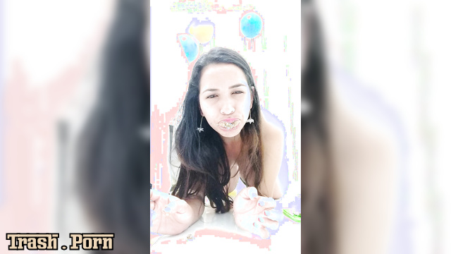 Video of her shitty birthday cake, TattyDirtyPoo ate it with pleasure