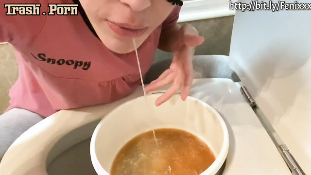 Milf with a small bald spot vomited in the toilet, Fenix10