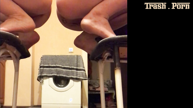 MilanaSmelly – Kira and Leras morning toilet