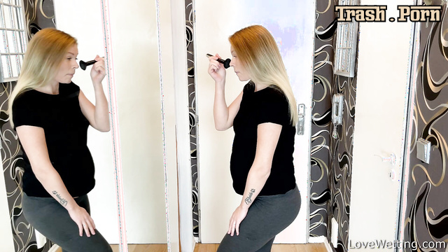 Pregnant milf couldn't take it anymore and peed, holding on to broken handle