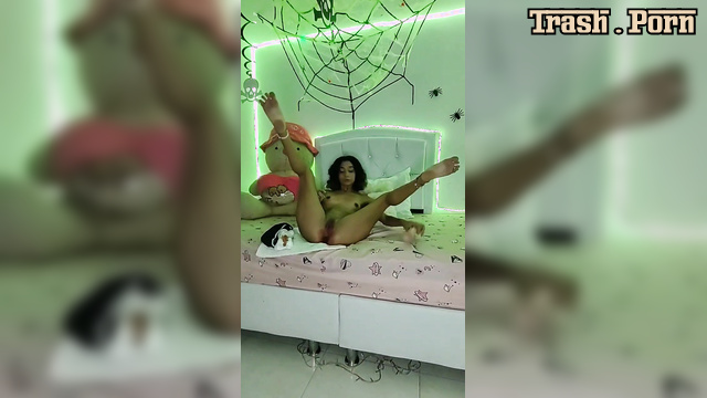 lauracolin – a rich masturbation with period and pee