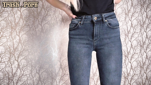 Blonde in wet jeans got a golden rain on her face, Jessie999