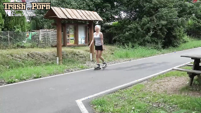 Lara – Mitten auf dem radweg – PUBLIC PISS beim Inline Skaten