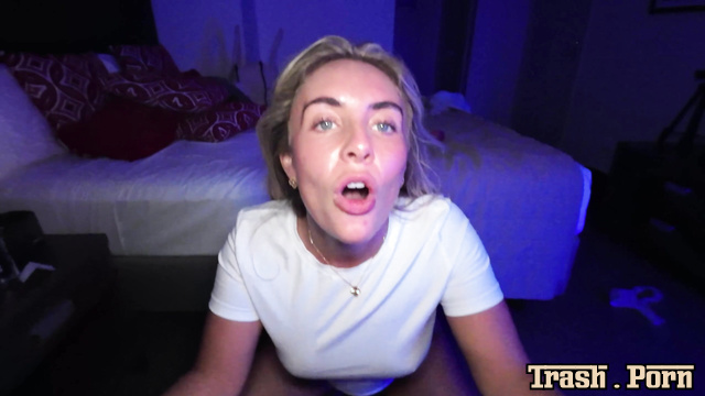 Funny doggystyle and golden shower in the hotel (Bonnie Blue)