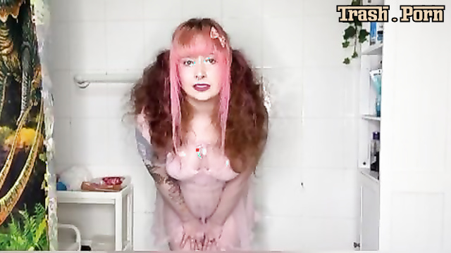 Chubby kinkylilQT fucking herself with the shitty dildo