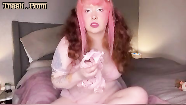 Chubby kinkylilQT fucking herself with the shitty dildo
