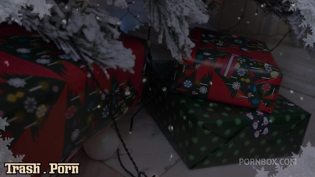 This is what the Grinch gave the dirty girl for Christmas / Lore Hot