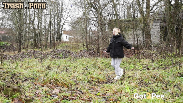 Boyfriend asked his girl to pee in an abandoned place