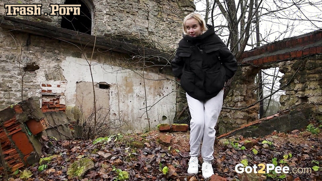 Boyfriend asked his girl to pee in an abandoned place