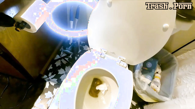Toilet ate up all her waste with a big pleasure, Gassy