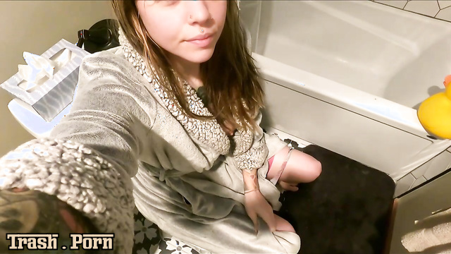 Toilet ate up all her waste with a big pleasure, Gassy