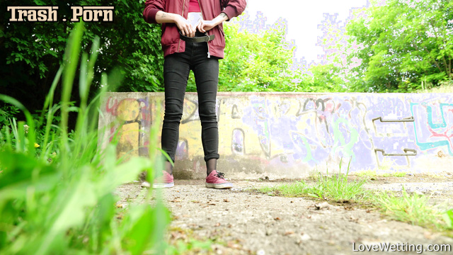 LoveWetting - Outdoors Pissing Bonus with Elizabeth Part 2