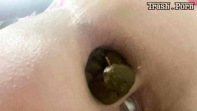 Constipation and strained stools / thefartbabes close up