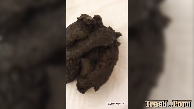 She pooped on the floor and compared the shit to her palm, Softservequeen