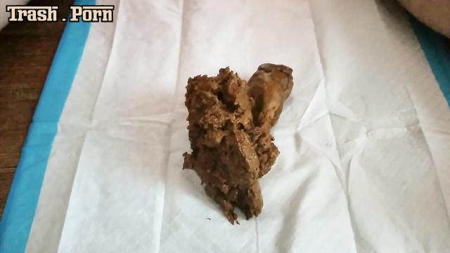 Milf likes to poop and she wanted to show it (solo)