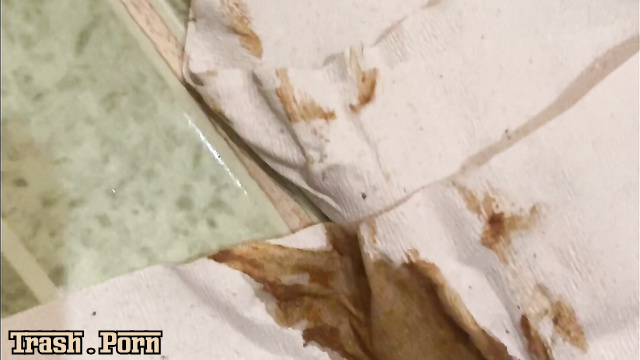 She showed all the fans her chocolate shit, Lily solo