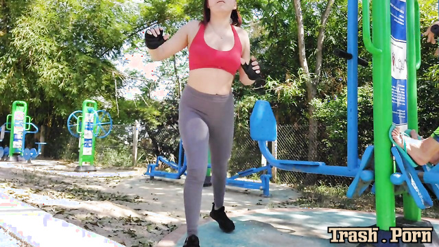 Babe peed in her leggings at the outdoor gym, look