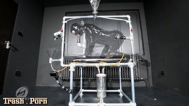 Slave placed in a doggystyle consumed a strange liquid, Lucie Arztin