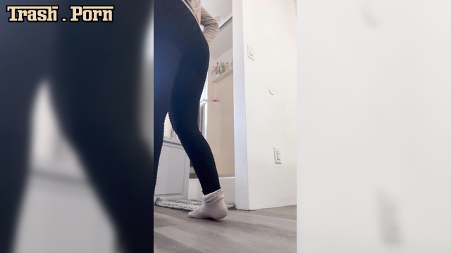 Ugly babe made an ugly thing with her ass (SexyScatForYou)