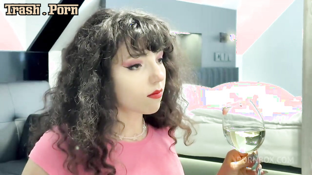 She drank urine from a glass and licked a dirty ass / Mini Mitzi