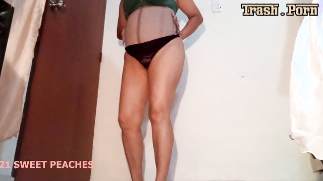 Sweet Peaches decided to show how shit comes out of her ass