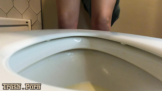 Showing shit instead of yoga lesson / Gassy toilet solo