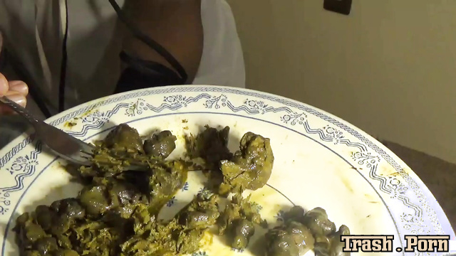 Hot ebony smiling during stinky shit eating (Lola)