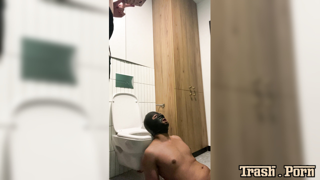 Mistress JARDENA put her foot on the toilet and peed in the slave's mouth