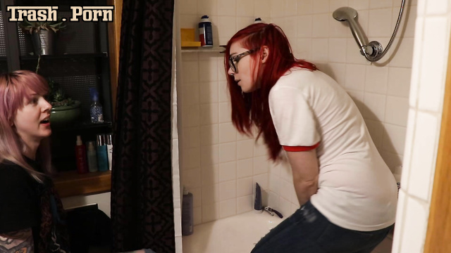 She peed in front of her best friend (Kiwi Coulis & Ruby Rapture)