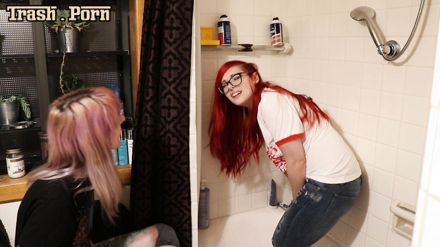 She peed in front of her best friend (Kiwi Coulis & Ruby Rapture)