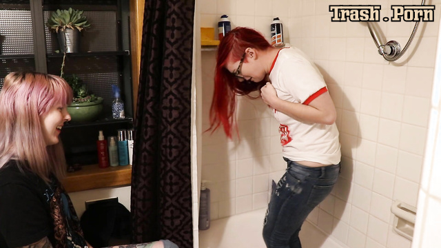 She peed in front of her best friend (Kiwi Coulis & Ruby Rapture)