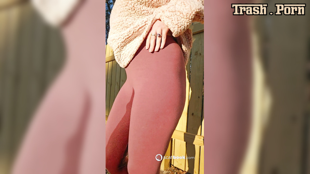 PrincessBabyLuna peed in her leggings and showed her plug at the same time