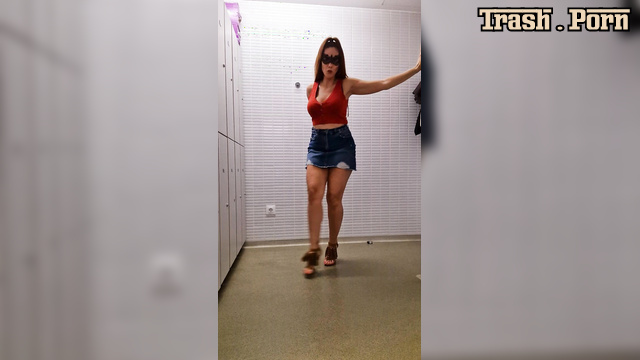 She offers her shit to anyone who wants it - Sweetlily84