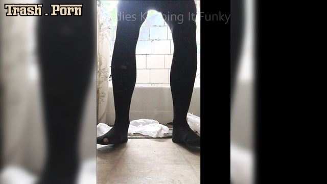 funkyladies – ladies pooped hot at the clean bathroom
