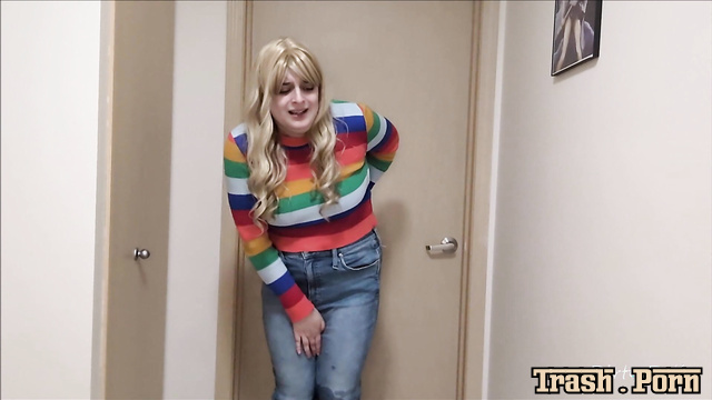 Dirty Dolly accidentally peed in her jeans and is afraid to tell her parents