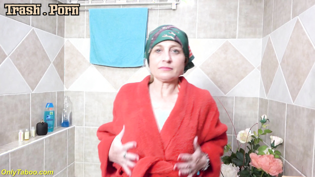 Alicia Grandma fucked herself in the bathroom till prolapse